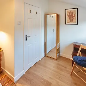 Host & - Artist House Loftus
